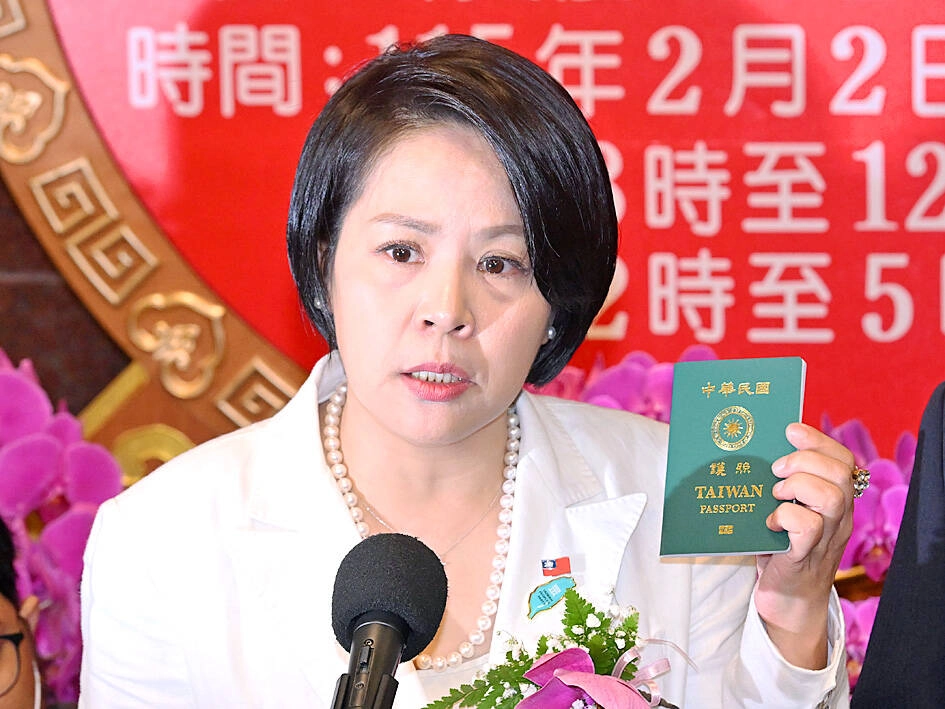 중국 국적의 대만 비례대표 국회의원 리전슈가 자신의 대만 여권을 들어 보이고 있다. 타이베이타임스 캡처