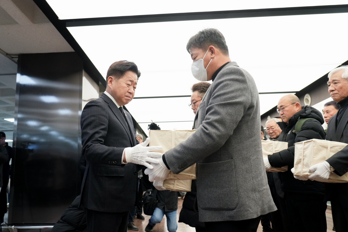 오영훈 제주지사가 3일 제주4·3평화공원 평화교육센터에서 개최된 4·3희생자 봉환 및 신원확인 보고회에서 고(故) 임태훈씨의 유해함을 유족에게 전하고 있다. 제주도 제공