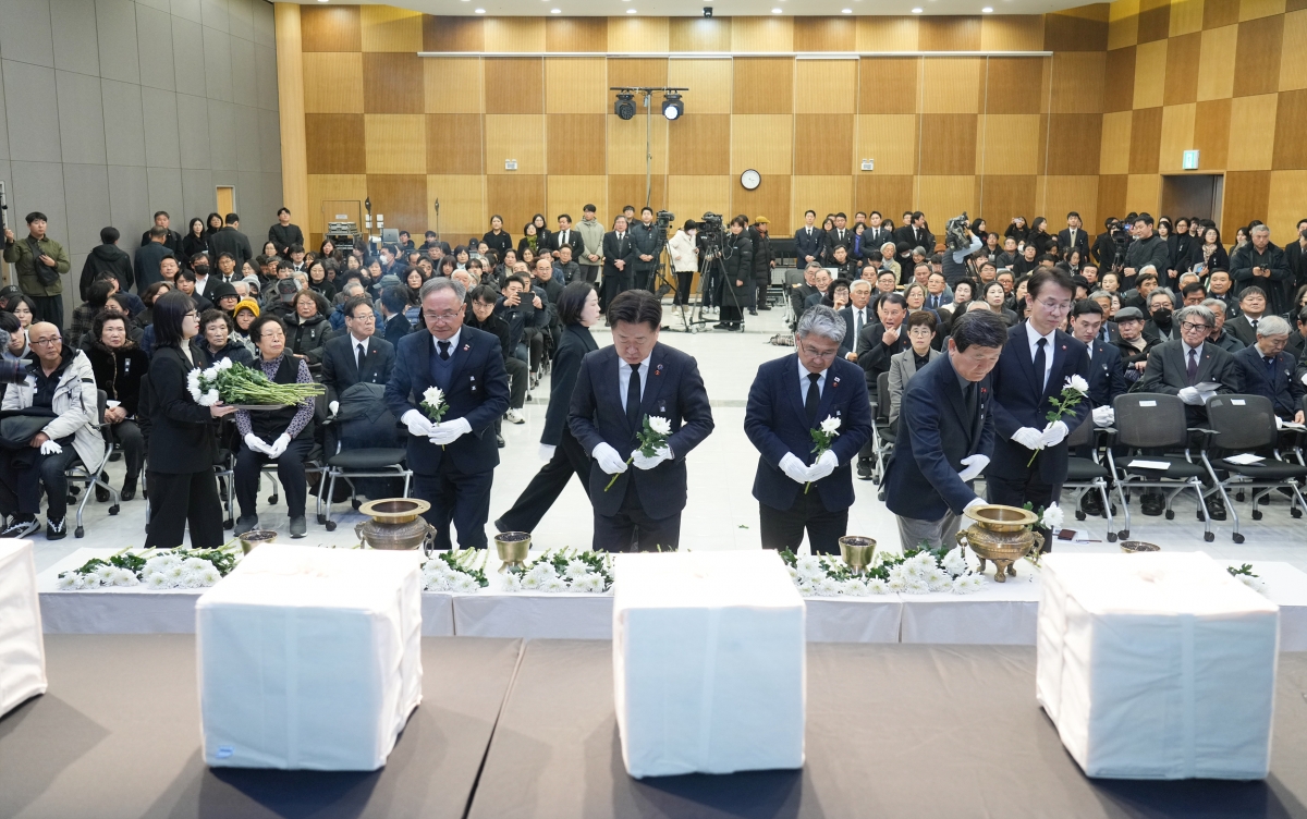 오영훈(왼쪽 두번째) 지사가 이상봉(세번째) 도의회의장, 김광수(네번째) 도교육감, 장동수(다섯번째) 행정안전부 과거사관련업무지원단장, 김창범(첫번째) 4･3희생자유족회장과 함께 이름을 되찾은 4·3희생자들의 유해 앞에서 분향을 하고 있다. 제주도 제공