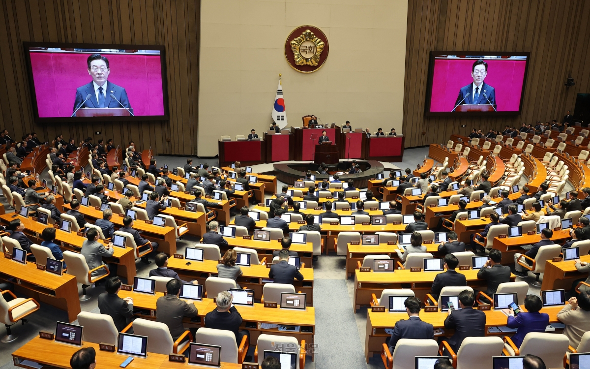 이재명 대통령이 4일 오전 국회 본회의장에서 열린 제11차 본회의에서 내년도 예산안 관련 시정연설을 하고 있다. 2025.11.4 안주영 전문기자