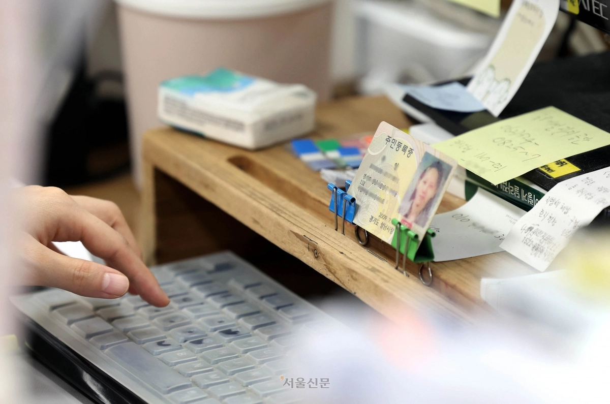 지난해 9월 29일 광주 북구 용봉동 행정복지센터 민원실에서 민원 처리를 하고 있는 모습. 광주 북구 제공