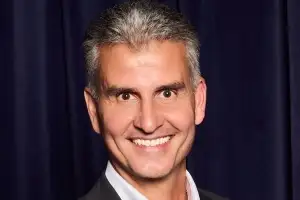 디즈니 구원투수 밥 아이거 물러난다