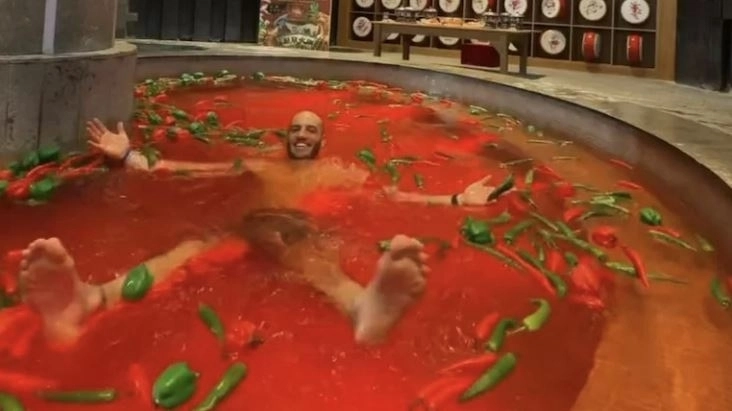 영상 블로거 조던 에그버트가 중국 하얼빈 ‘칠리 페퍼스 훠궈 스파’에서 고추가 둥둥 뜬 빨간색 물에 몸을 담그고 있다. 인스타그램 캡처