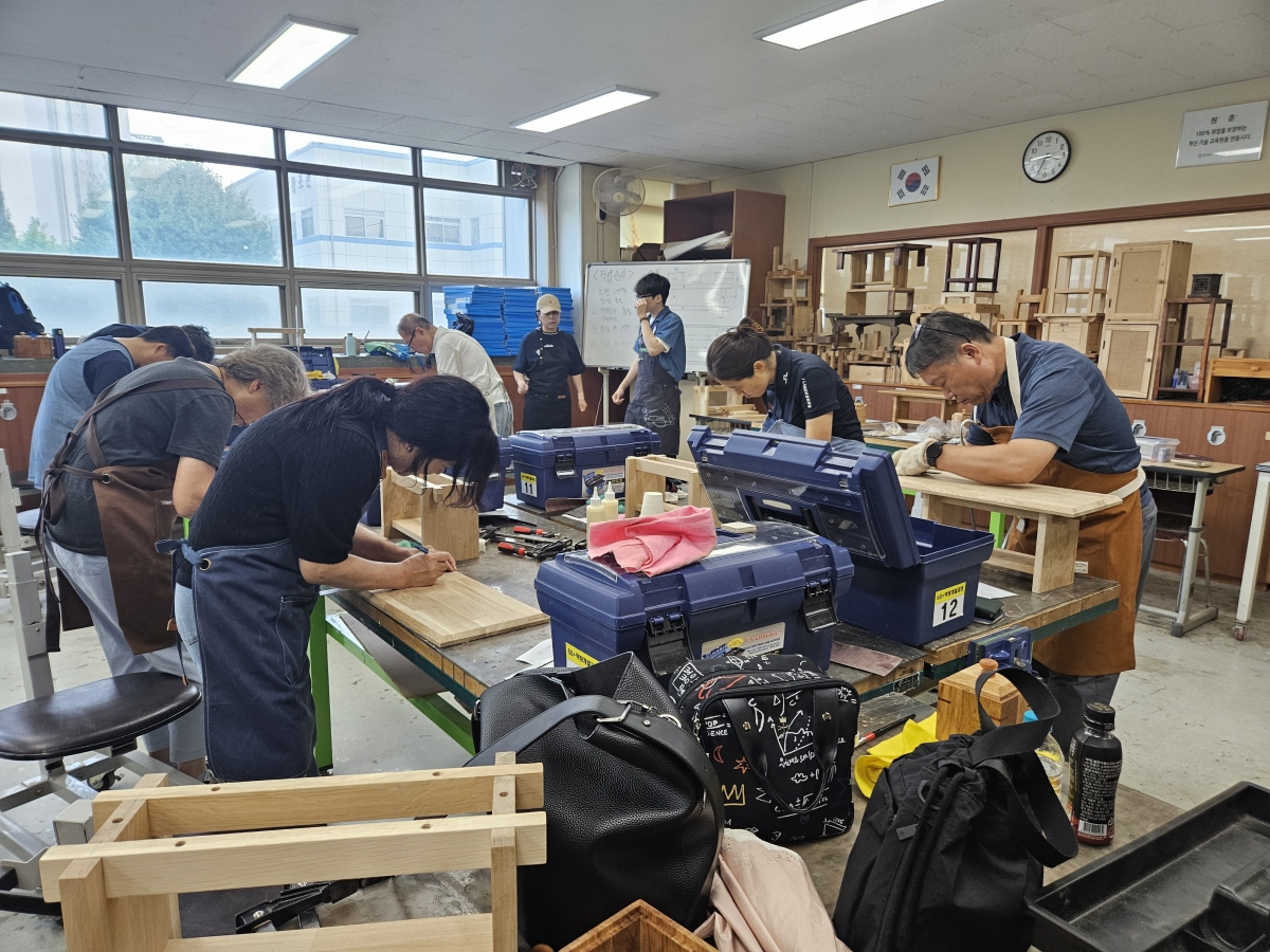 강동구 강동50플러스센터에서 중장년들이 목공 관련 교육 프로그램에 참여해 기술을 연습하고 있다. 강동구 제공