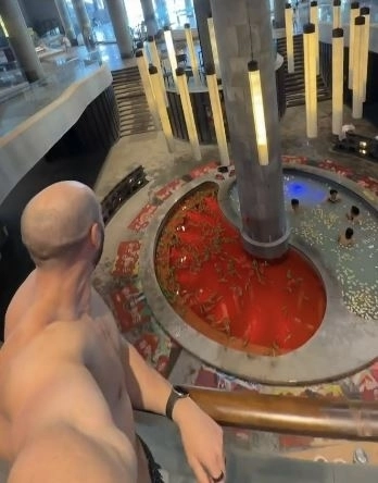 중국 하얼빈에 위치한 ‘칠리 페퍼스 훠궈 스파’ 전경. 빨간 국물과 하얀 국물 구역으로 나뉘어 있다. 인스타그램 캡처