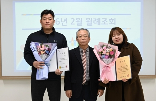 임태희 경기도교육감 수상자인 장복수 차장(왼쪽)과 정연희 차장(오른쪽)이 수상 직후 기념사진을 찍고 있다. [여주도시공사 제공]