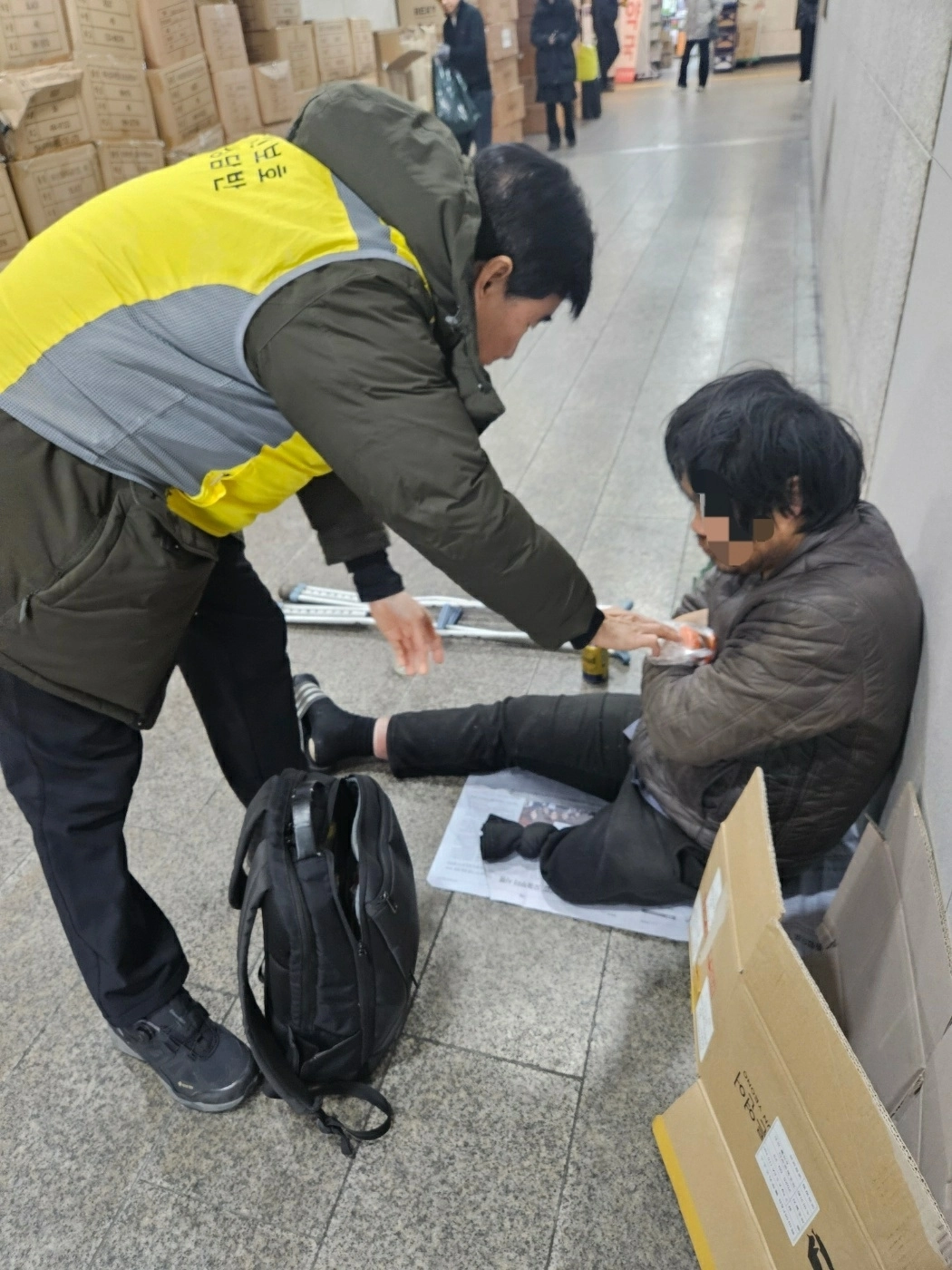서울 서초구 관계자가 노숙인의 안부를 직접 살피고 있다. 서초구 제공