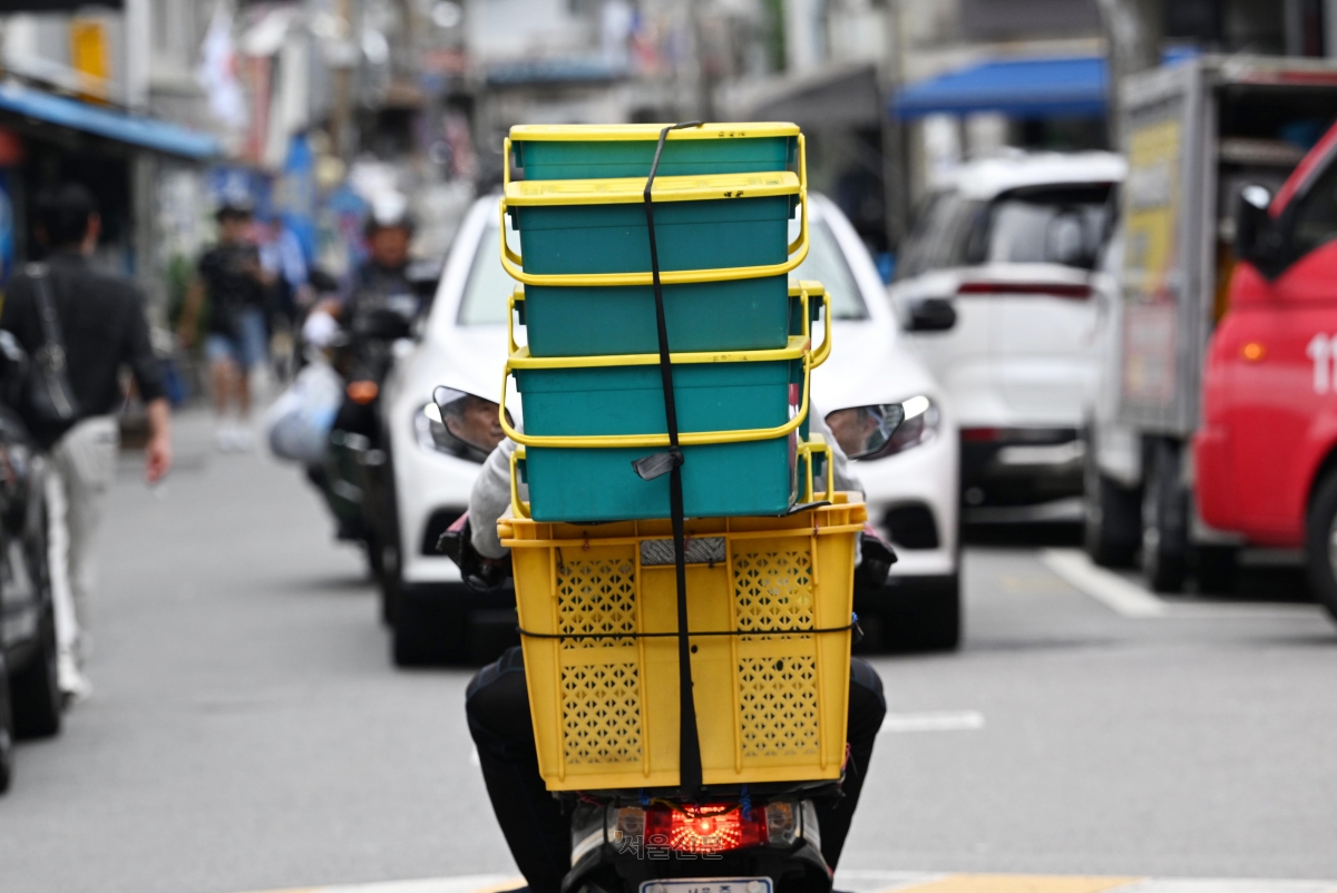 서울 중구 신당동에 한 자영업자가 배달음식이 든 상자를 옮기고 있다. 도준석 전문기자