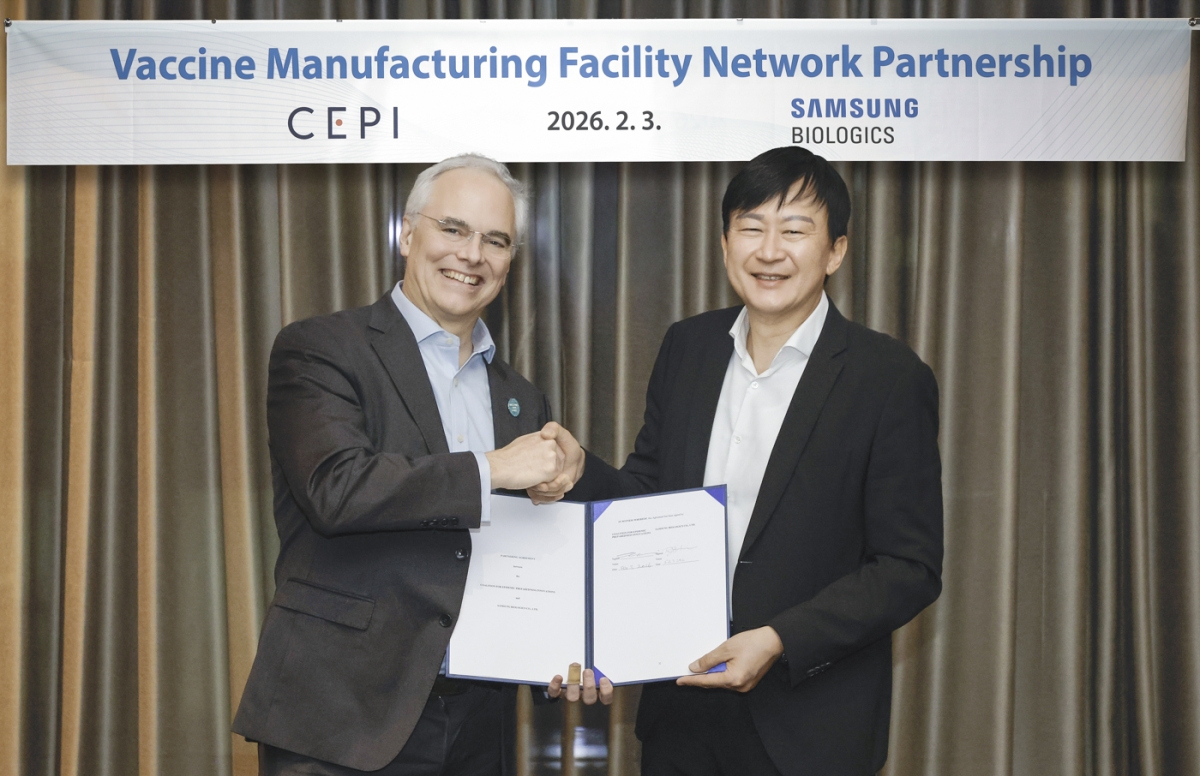 리처드 해쳇CEPI 대표(왼쪽)와 존 림 삼성바이오로직스 대표가 3일 진행된 체결식에서 기념촬영을 하고 있다. 삼성바이오로직스 제공