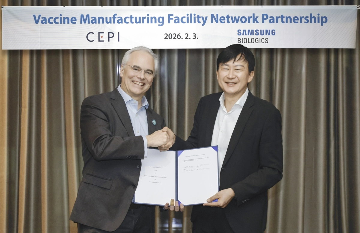 리처드 해쳇CEPI 대표(왼쪽)와 존 림 삼성바이오로직스 대표가 3일 진행된 체결식에서 기념촬영을 하고 있다. 삼성바이오로직스 제공