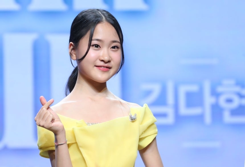 가수 김다현(17)이 전 소속사로부터 출연료 및 관련 정산금을 지급받지 못했다며 법적 대응에 나섰다. 뉴스1 자료사진