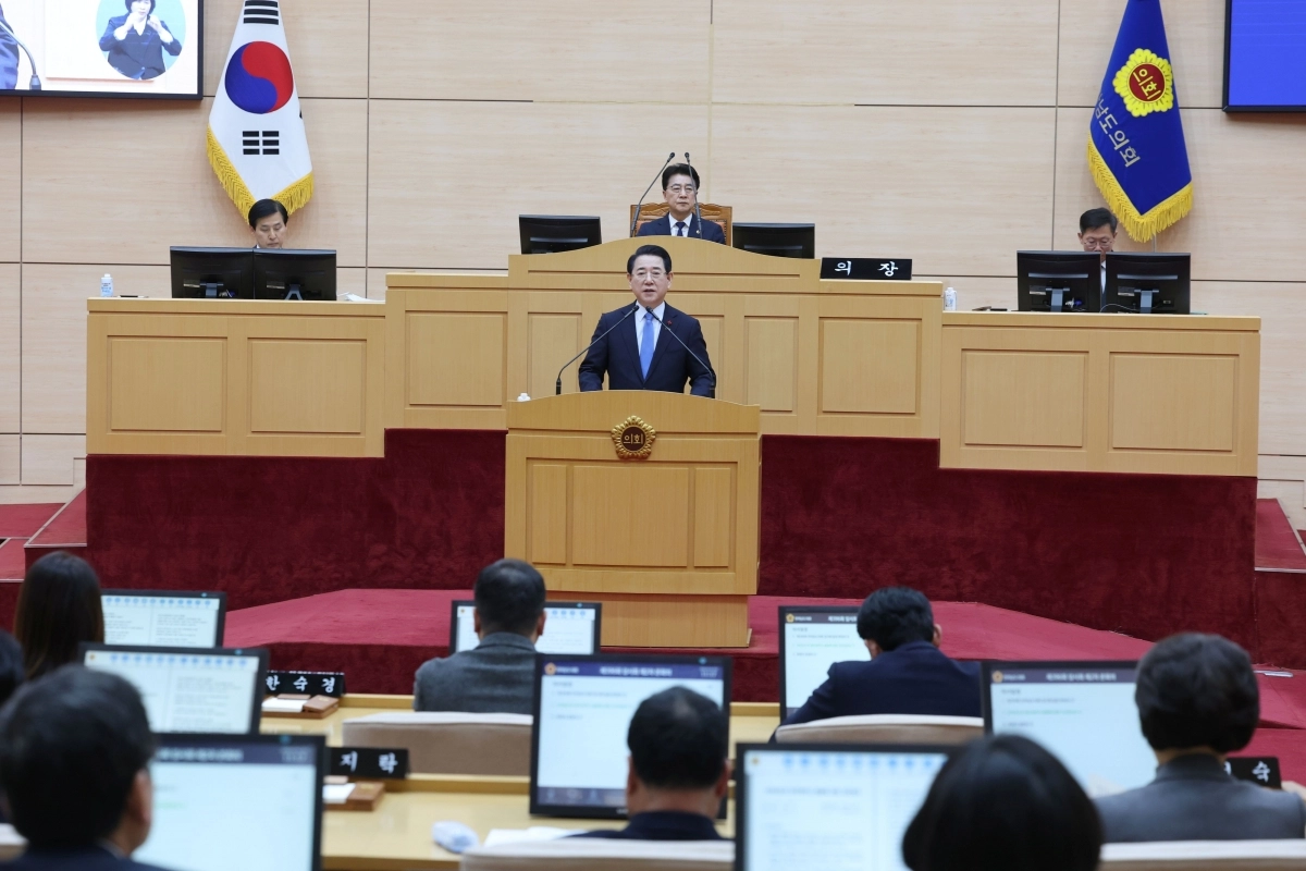 전남도의회가 4일 제396회 임시회 본회의를 열어  광주·전남 행정통합에 대한 의견제시 안건에 대해 김영록 지사의 설명을 듣고 있다.