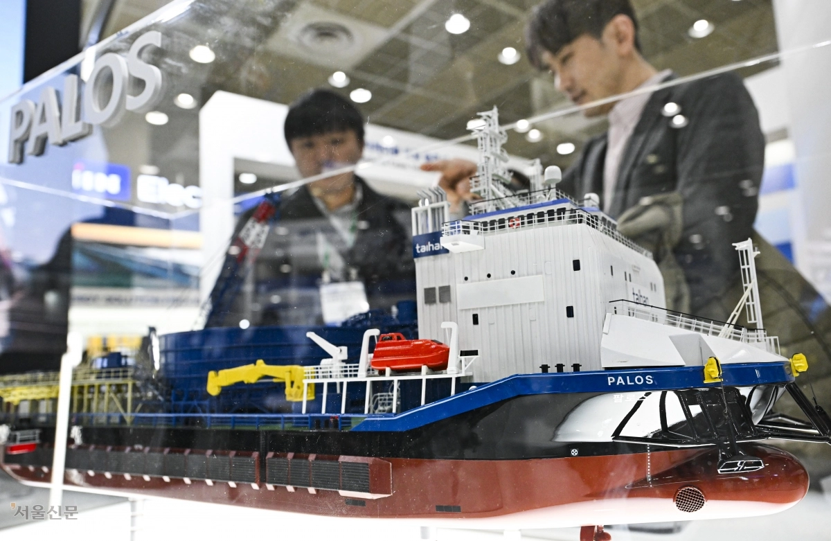 관람객들이 4일 서울 강남구 코엑스에서 열린 ‘일렉스 코리아 2026’ 대한전선 부스에서 국내 유일 해상풍력용 CLV 포설선인 ‘팔로스’호 모형을 구경하고 있다. 이지훈 기자