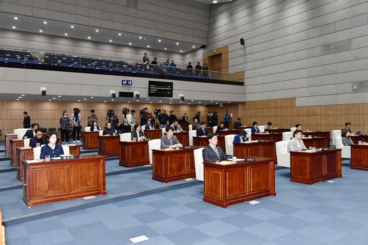 광주시의회가 4일 본회의를 열고 ‘광주전남 통합 동의안’을 의결했다. 광주시의회 제공