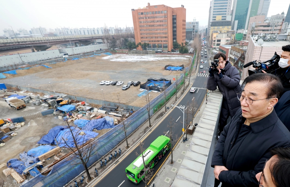 김윤덕 국토교통부 장관이 4일 서울 강남구 한 빌딩에서 1.29대책 관련 주택 사업지인 서울의료원 남측 부지를 현장 방문하고 있다. 2026.2.4 홍윤기 기자