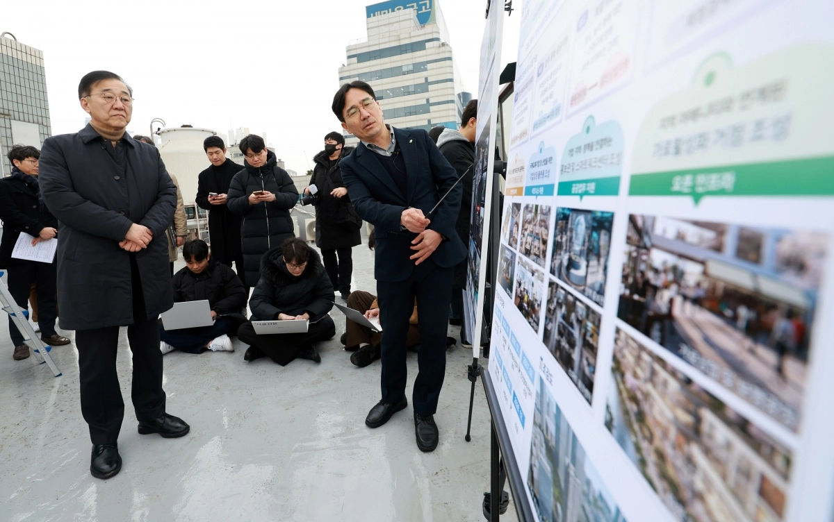 김윤덕 국토교통부 장관이 4일 서울 강남구 한 빌딩에서 1.29대책 관련 주택 사업지인 서울의료원 남측 부지를 현장 방문해 관계자에게 설명을 듣고있다. 2026.2.4 홍윤기 기자