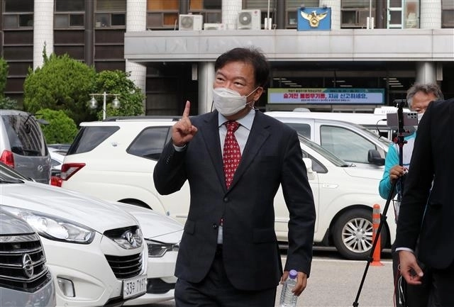 민경욱 전 미래통합당 의원이 2021년 10월 서울 서초경찰서로 들어서고 있다. 뉴스1