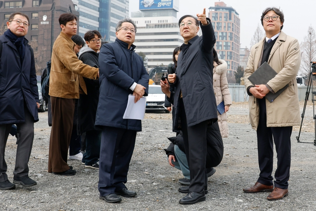 김윤덕 국토교통부 장관이 4일 서울 강남구 1.29대책 관련 주택 사업지인 서울의료원 남측 부지 현장에 방문하고 있다. 2026.2.4 홍윤기 기자