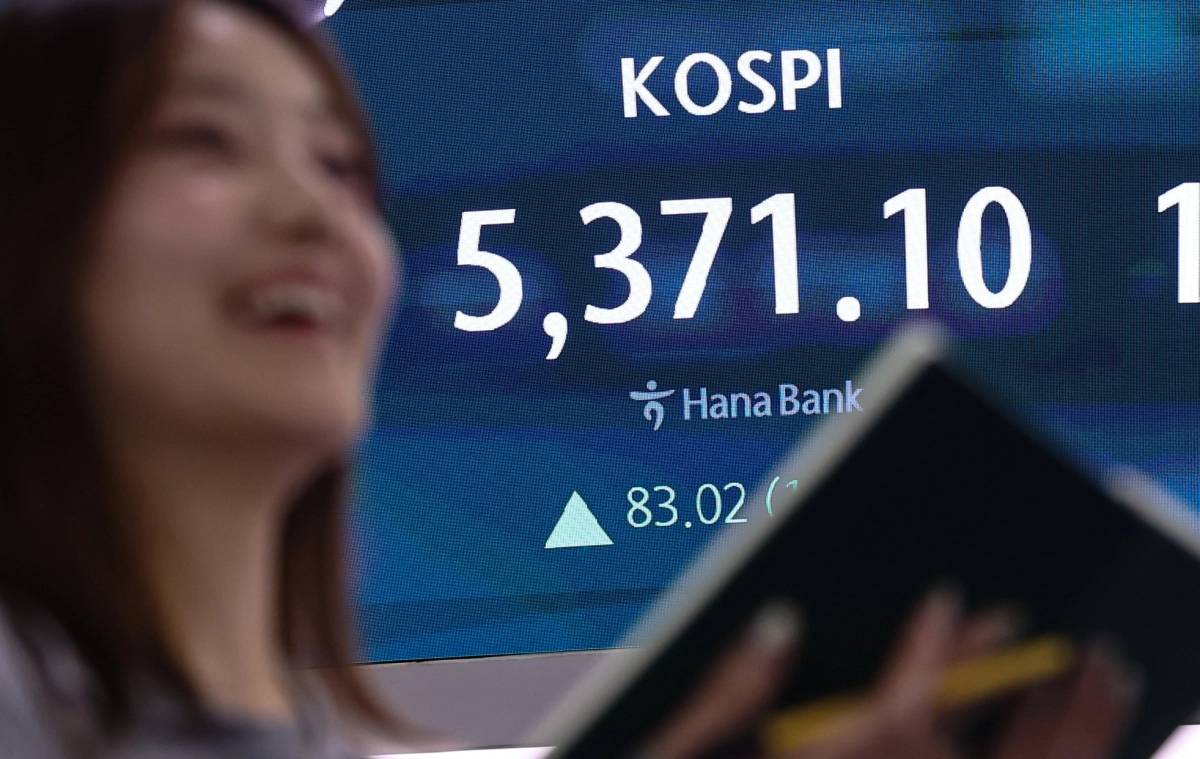 4일 서울 중구 하나은행 본점 딜링룸 전광판에 코스피 종가가 표시돼 있다. 2026.2.4. 뉴스1