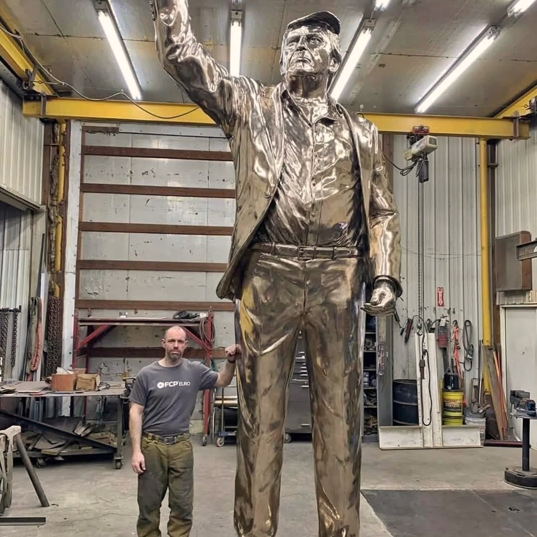 도널드 트럼프 미국 대통령의 두 번째 당선을 기념하는 동상을 제작하고, 밈코인을 발행한 이들이 2026년 말 주요 20개국(G20) 정상회의가 열리는 플로리다주 마이애미 외곽의 ‘트럼프 내셔널 도럴’ 골프 리조트에 받침대 포함 약 7m 높이의 ‘트럼프 동상’(사진)을 세운다. 동상은 2024년 7월 당시 공화당 대선 후보였던 트럼프가 펜실베이니아주 버틀러 유세에서 암살 시도를 겪은 직후 주먹을 치켜든 장면을 바탕으로 제작됐다. 조각가 앨런 코트릴 인스타그램