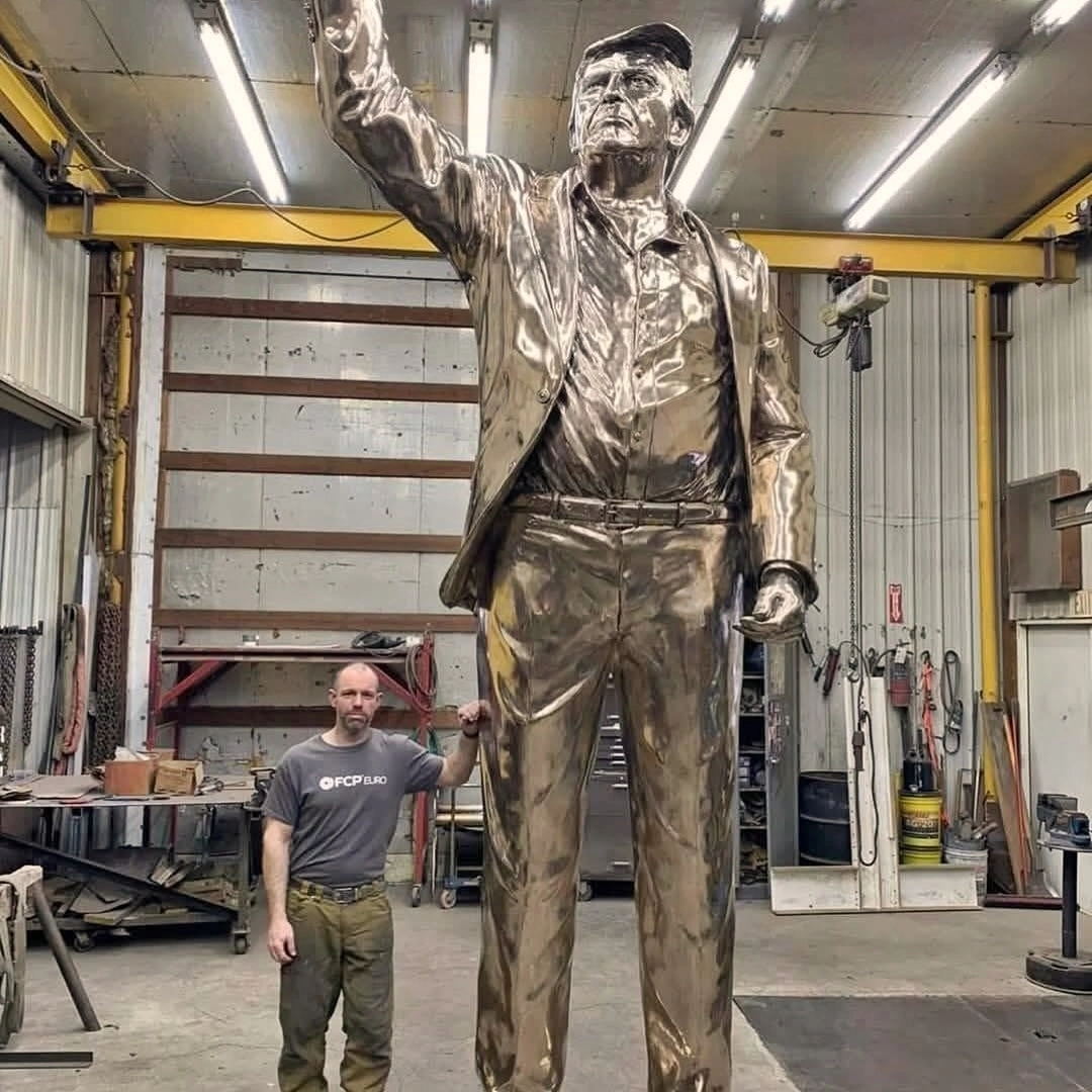 도널드 트럼프 미국 대통령의 두 번째 당선을 기념하는 동상을 제작하고, 밈코인을 발행한 이들이 2026년 말 주요 20개국(G20) 정상회의가 열리는 플로리다주 마이애미 외곽의 ‘트럼프 내셔널 도럴’ 골프 리조트에 받침대 포함 약 7m 높이의 ‘트럼프 동상’(사진)을 세운다. 동상은 2024년 7월 당시 공화당 대선 후보였던 트럼프가 펜실베이니아주 버틀러 유세에서 암살 시도를 겪은 직후 주먹을 치켜든 장면을 바탕으로 제작됐다. 조각가 앨런 코트릴 인스타그램