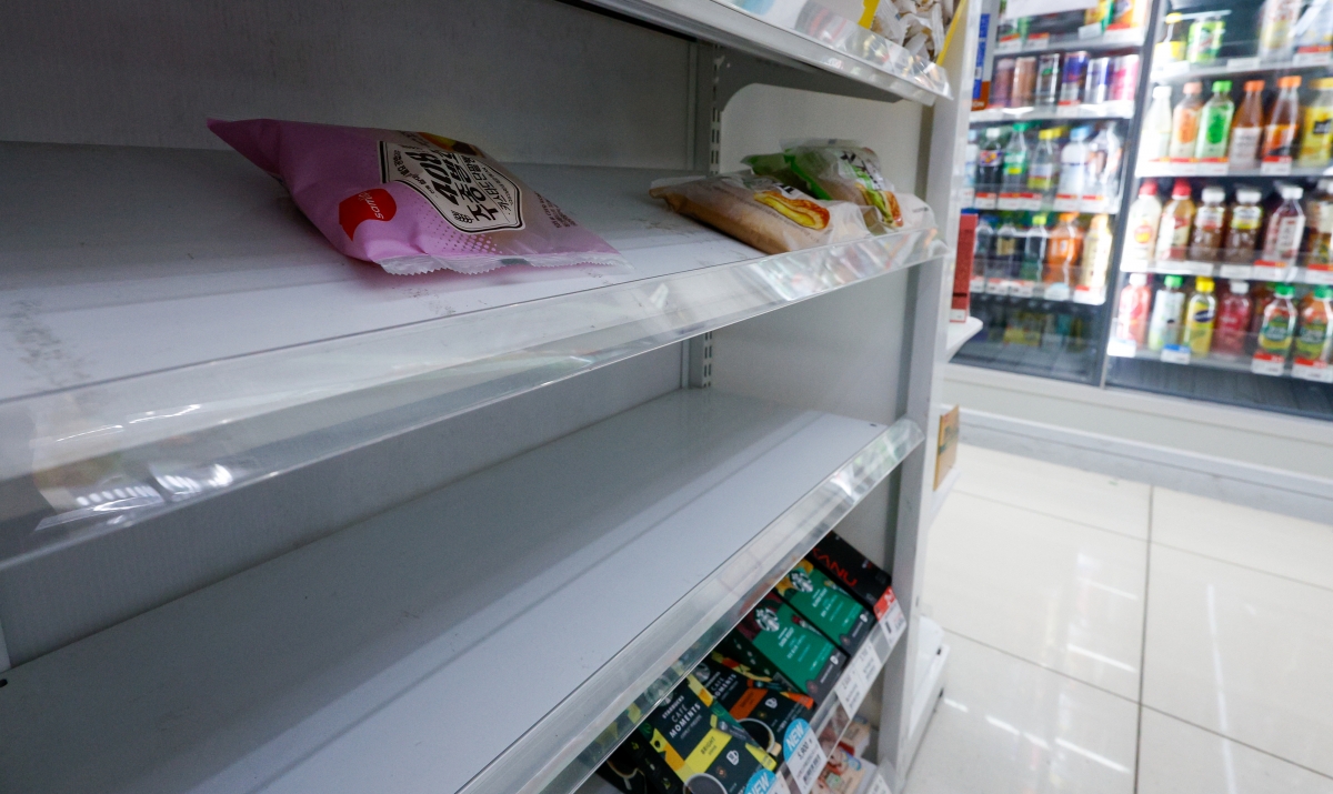 한산한 편의점 빵 매대