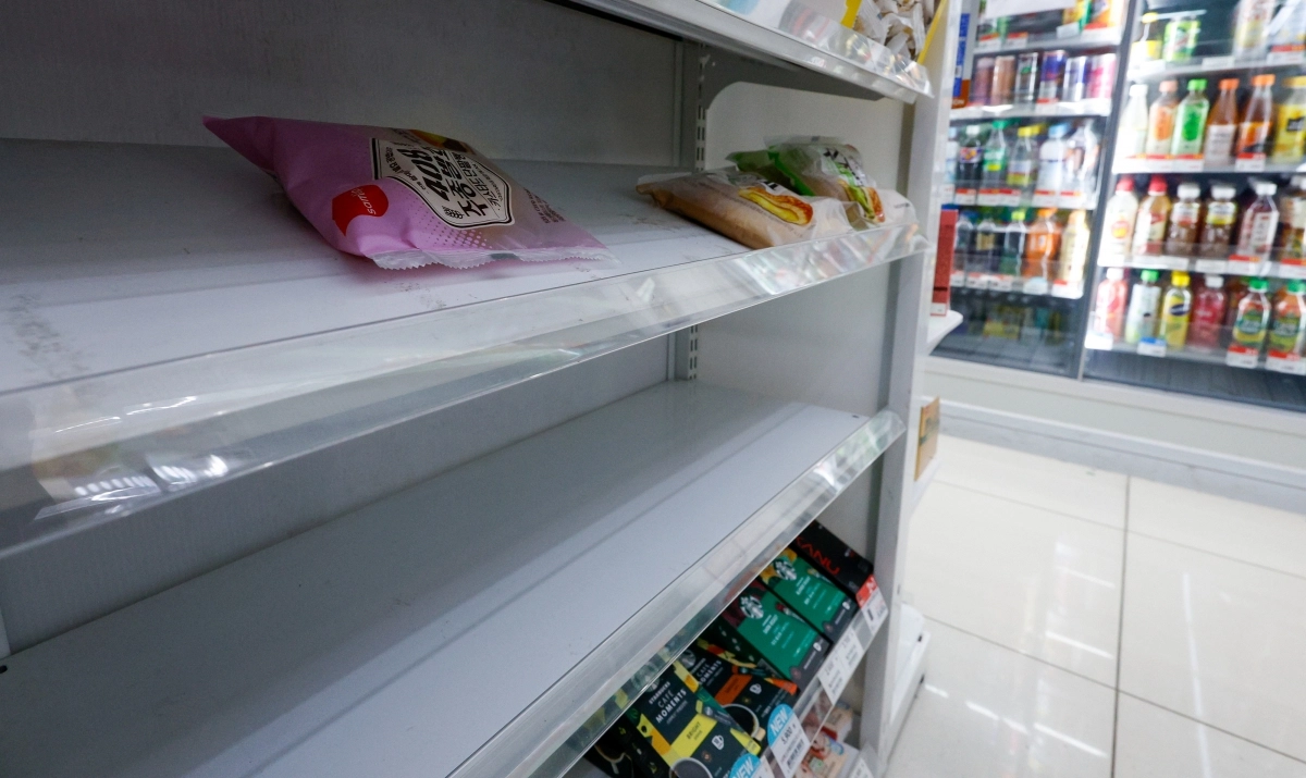 한산한 편의점 빵 매대