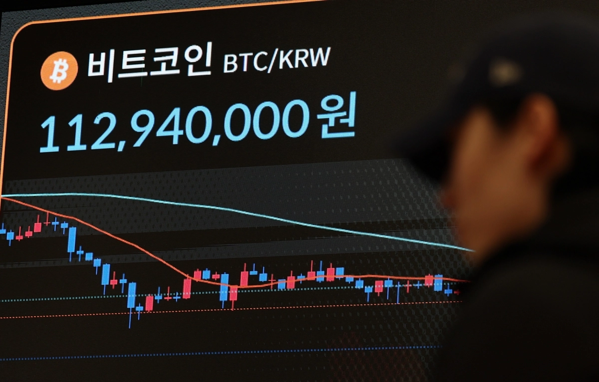 비트코인 가격 한때 7만2천 달러 아래로…15개월 만에 최저     (서울=연합뉴스) 윤동진 기자 = 4일 서울 강남구 빗썸 라운지 전광판에 비트코인 시세가 표시돼 있다. 2026.2.4     mon@yna.co.kr