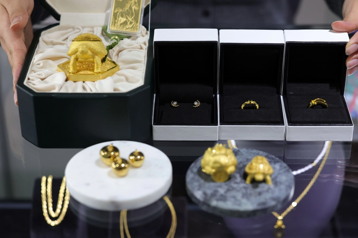 최근 금값이 롤러코스터처럼 급등락하며 변동성이 커지는 가운데 4일 서울 종로구 삼성금거래소에서 직원이 금 제품을 보이고 있다. 뉴시스