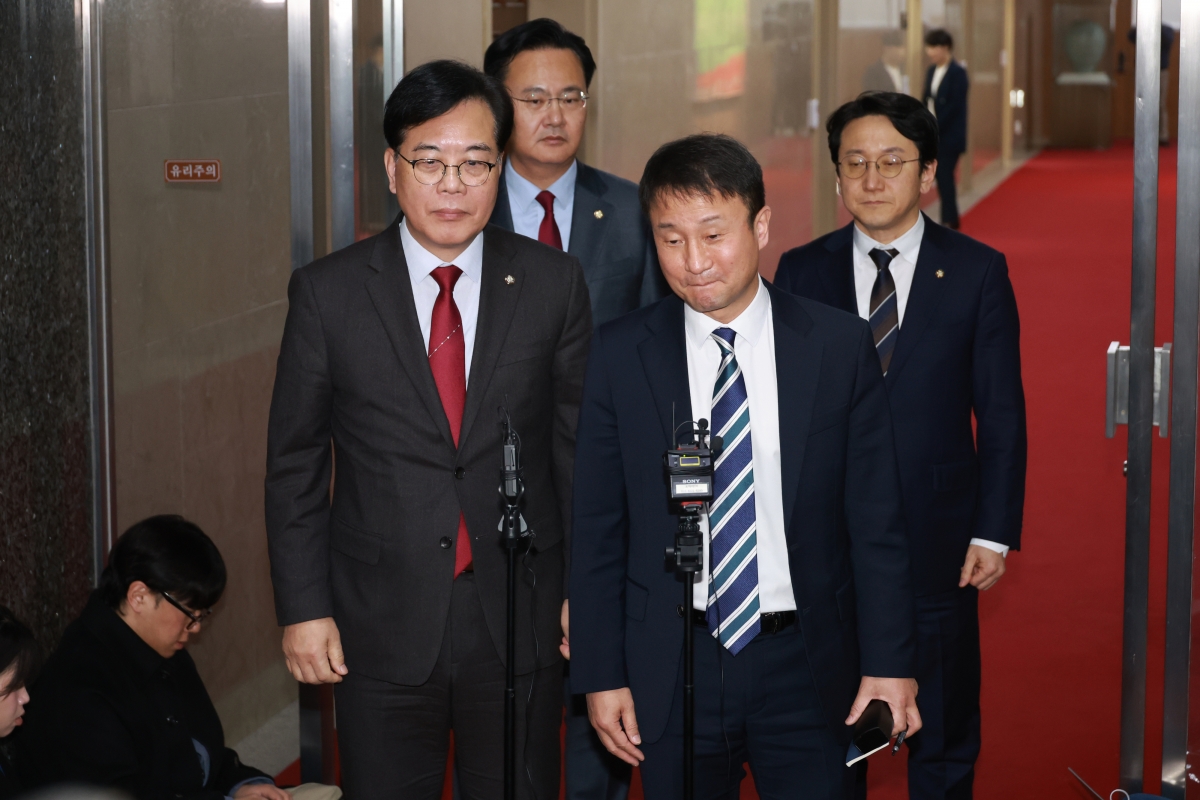 취재진 질문 듣는 한병도-송언석