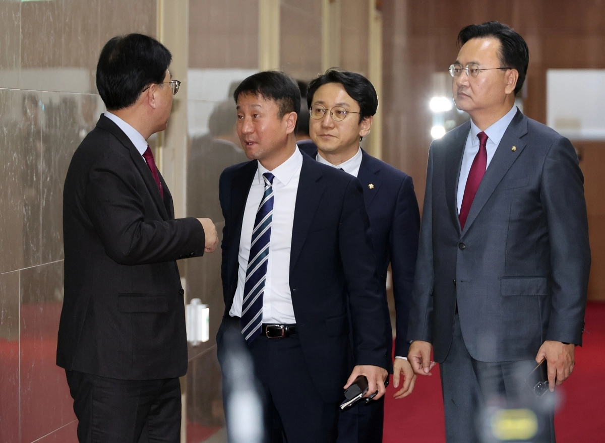 회동 마치고 나오는 여야 원내대표단