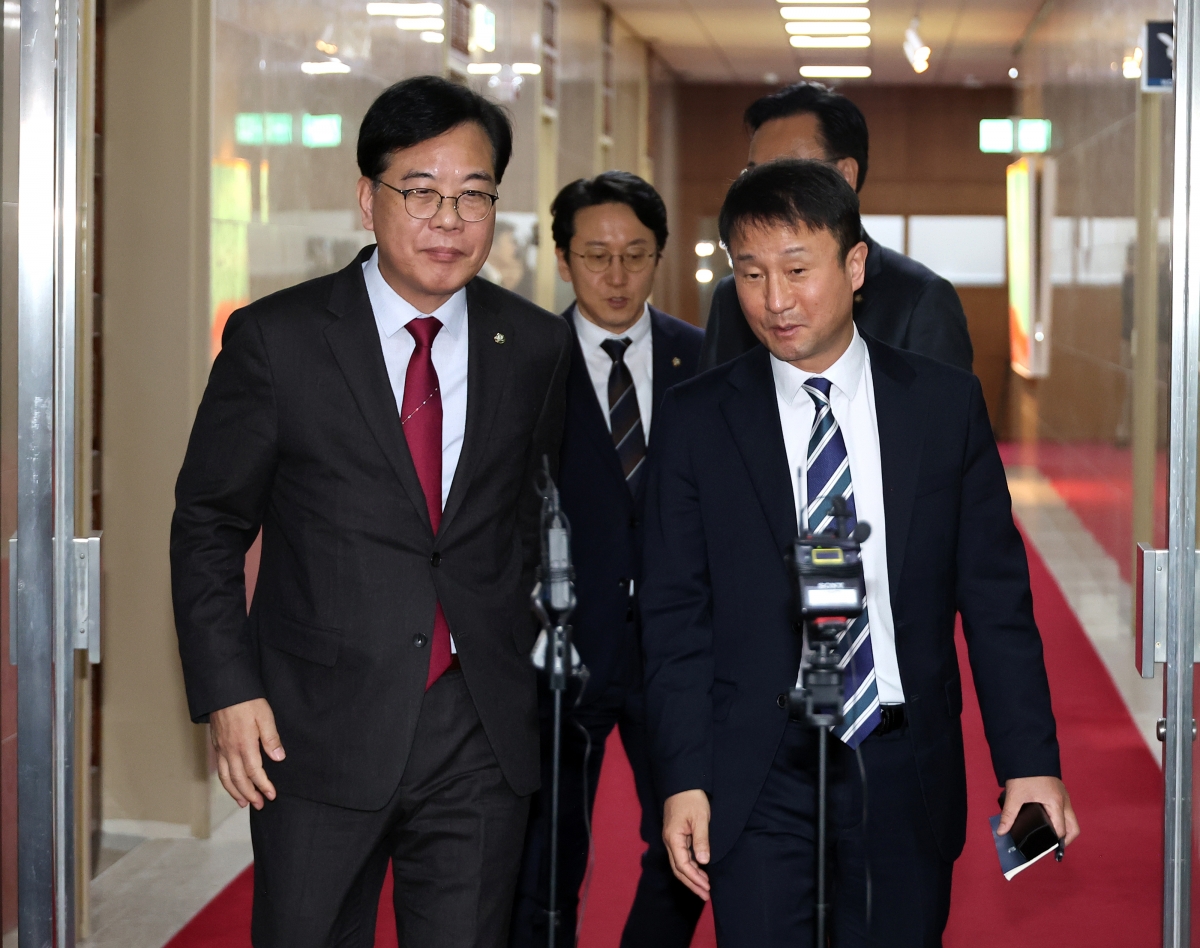 회동 마치고 나오는 여야 원내대표단