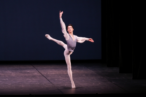 일본 도쿄 분카무라 오차드홀에서 열린 ‘제니스 오브 발레’에서 ‘차이콥스키’ 파드되(2인무)를 추는 전민철. ⓒKiyonori Hasegawa