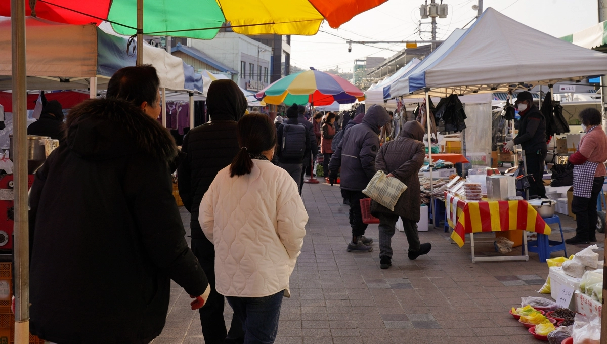 경북 울진군 소재 전통시장인 울진바지게시장을 오가는 주민들. 울진군 제공