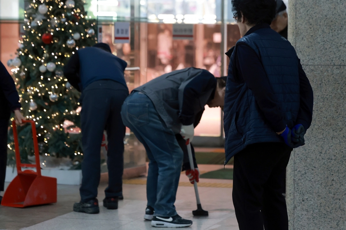 4일 고용노동부의 고령자 고용동향에 따르면 지난해 고령자 고용률은 70.5%로 전년(69.9%)보다 소폭 상승했다. 사진은 이날 서울 한 빌딩에서 고령 미화원들이 작업하는 모습. 연합뉴스