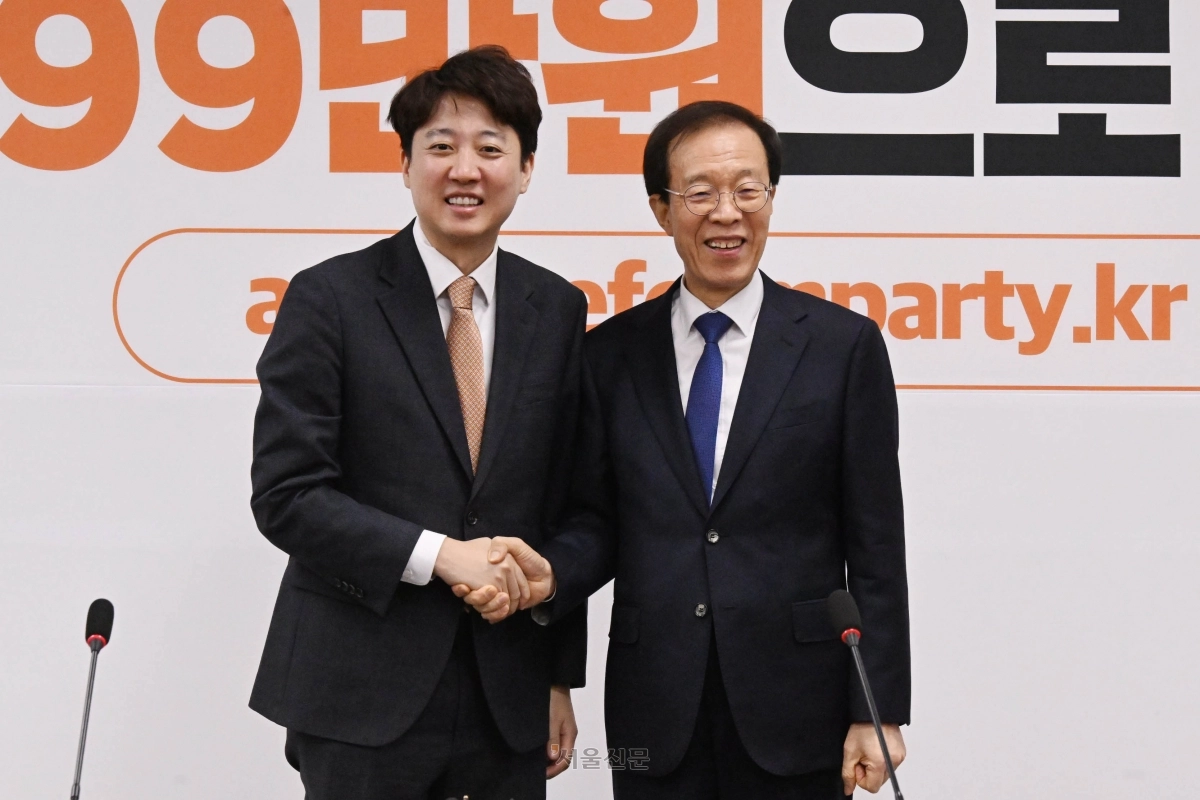 이준석 개혁신당 대표가 4일 국회에서 이석연 국민통합위원장을 접견하고 있다. 안주영 전문기자