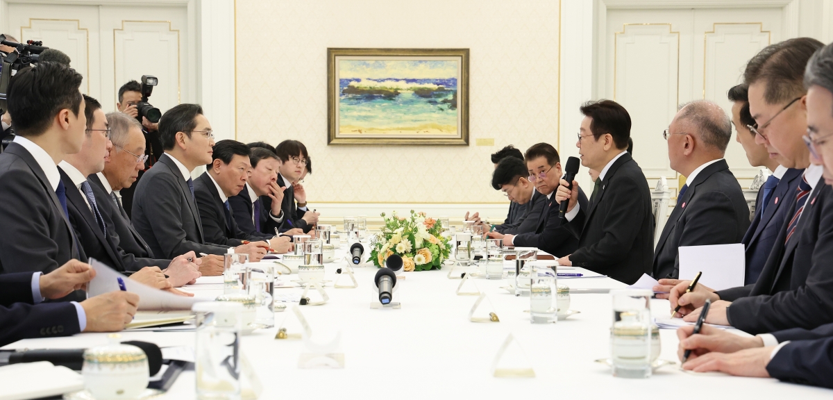 이재명 대통령이 4일 청와대에서 열린 ‘청년일자리와 지방투자 확대를 위한 기업간담회’에서 발언하고 있다. 이날 간담회에는 이재용(이 대통령 앞쪽) 삼성전자 회장을 비롯해 국내 10개 기업 총수들이 자리했다. 뉴스1