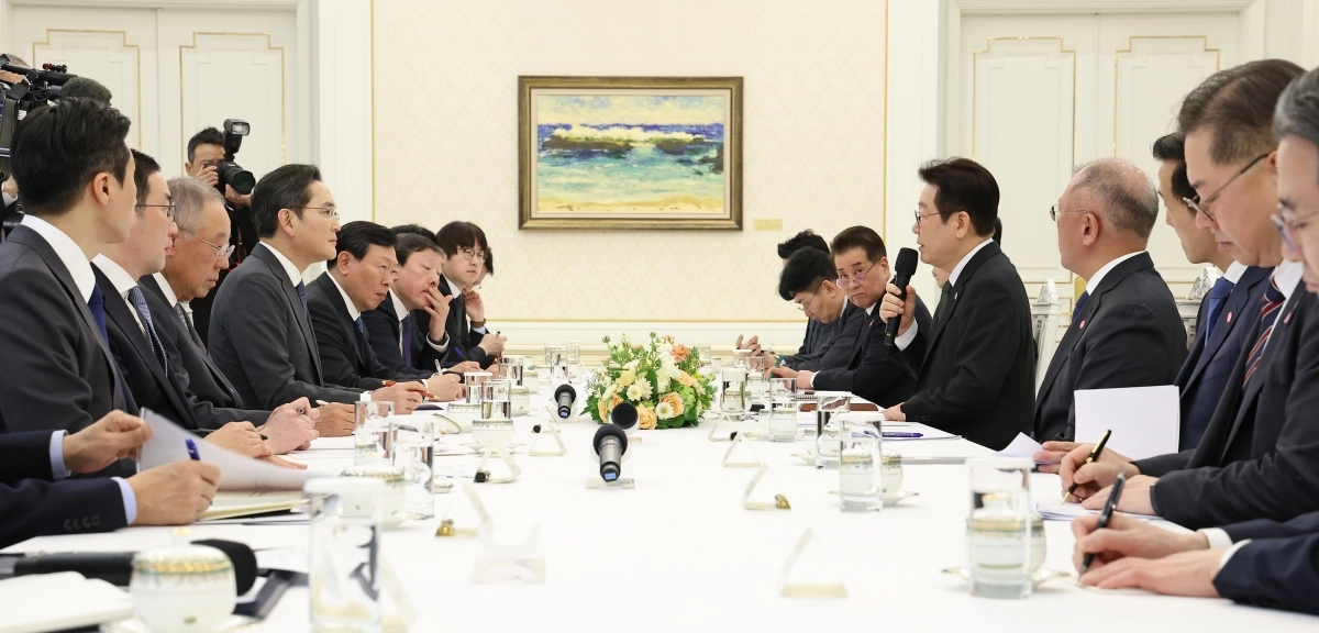 이재명 대통령이 4일 청와대에서 열린 ‘청년일자리와 지방투자 확대를 위한 기업간담회’에서 발언하고 있다. 이날 간담회에는 이재용(이 대통령 앞쪽) 삼성전자 회장을 비롯해 국내 10개 기업 총수들이 자리했다. 뉴스1