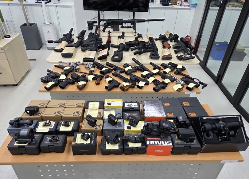 압수한 모의총포와 불법 총포부품. 충남경찰청 제공