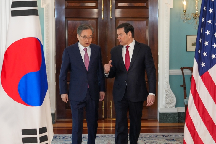도널드 트럼프 미국 대통령 발 관세 위협이 거센 가운데 조현(왼쪽) 외교부 장관과 마르코 루비오 미 국무장관 겸 국가안보보좌관이 3일(현지시간) 미 워싱턴DC에서 열린 한미 외교장관회담에 앞서 현안에 대해 대화하고 있다. 외교부 제공