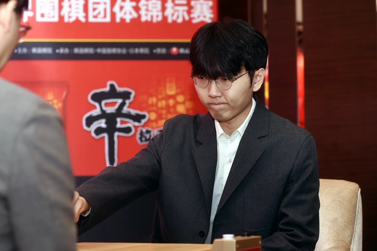 신진서 9단이 4일 중국 선전시 힐튼 선전 푸톈 호텔에서 열린 제27회 농심신라면배 세계바둑최강전에서 바둑을 두고 있다. 2026.2.4 한국기원 제공