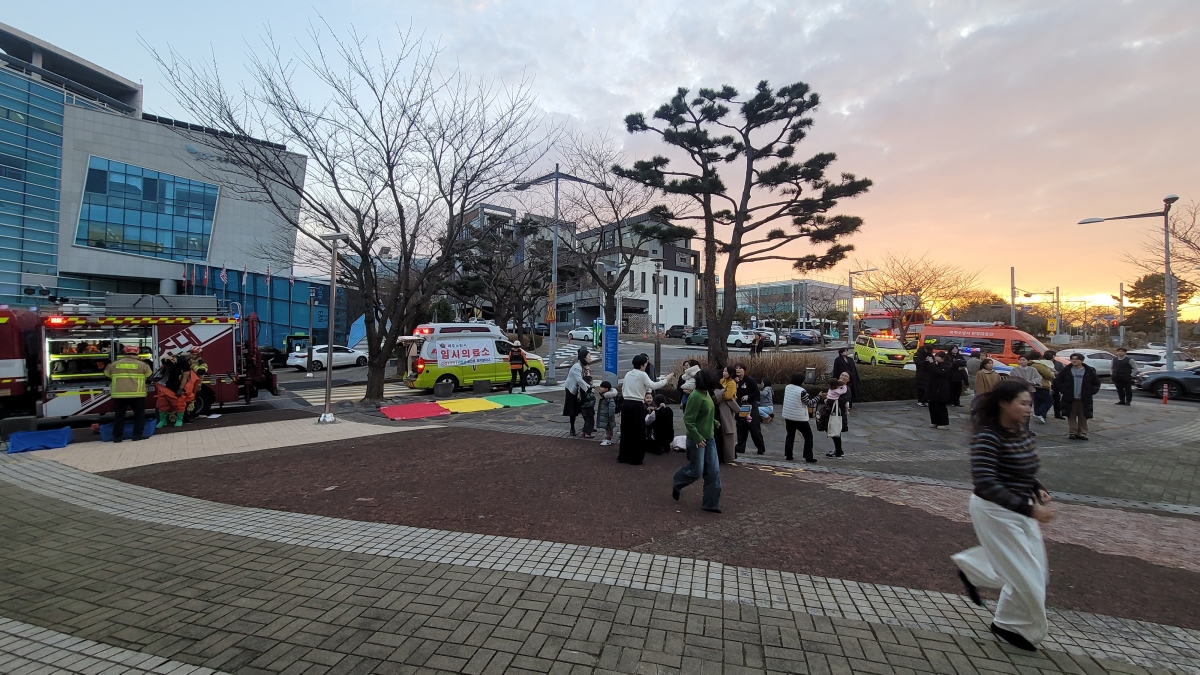 4일 오후 5시39분쯤 제주시 영평동 소재 첨단과학단지 모 연구소 실험실에서 황산과 질산을 혼합하는 과정에서 가스가 발생해 사람들이 대피하는 소동이 벌어졌다. 제주도소방안전본부 제공