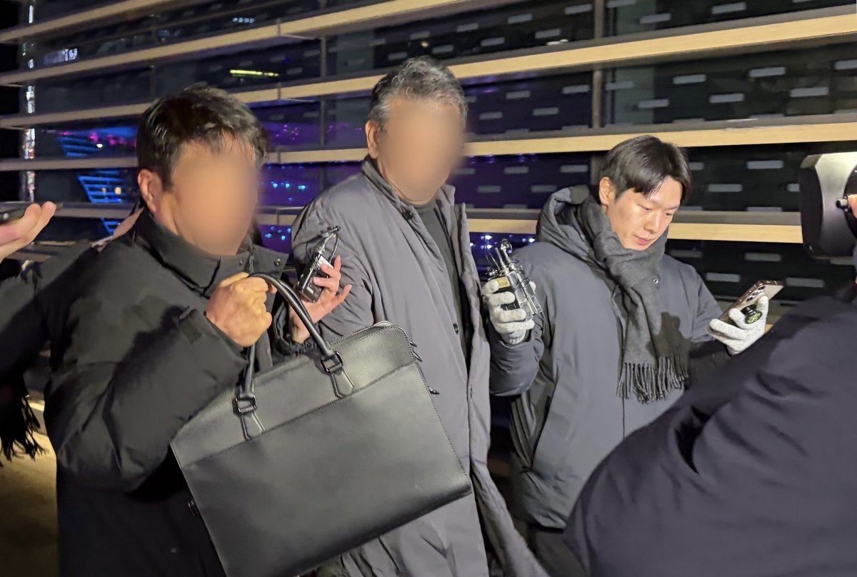 인천 강화군 중증장애인 거주시설 색동원 시설장 김씨(가운데)가 4일 오후 7시 7분쯤 2차 조사를 마치고 서울 종로구 서울경찰청 조사실에서 나오고 있다. 연합뉴스