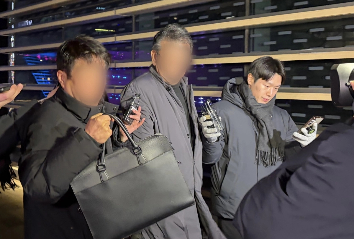 인천 강화군 중증장애인 거주시설 색동원 시설장 김씨(가운데)가 4일 오후 7시 7분쯤 2차 조사를 마치고 서울 종로구 서울경찰청 조사실에서 나오고 있다. 연합뉴스