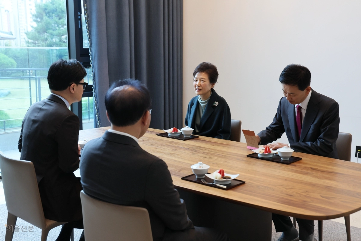 박근혜 전 대통령이 2024년 3월 26일 오전 대구 달성군 사저에서 당시 국민의힘 지도부의 예방을 받고 있다. 국민의힘 제공