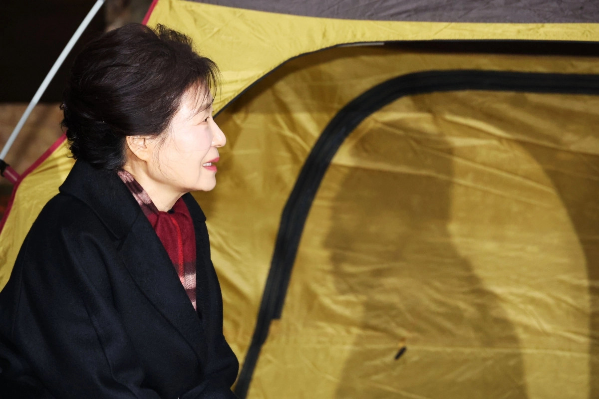 박근혜 전 대통령이 22일 국회 로텐더홀 단식 농성장에서 통일교·공천헌금 ‘쌍특검’ 수용을 요구하며 여드레째 단식 중인 국민의힘 장동혁 대표를 방문해 대화하고 있다. 2026.1.22 공동취재