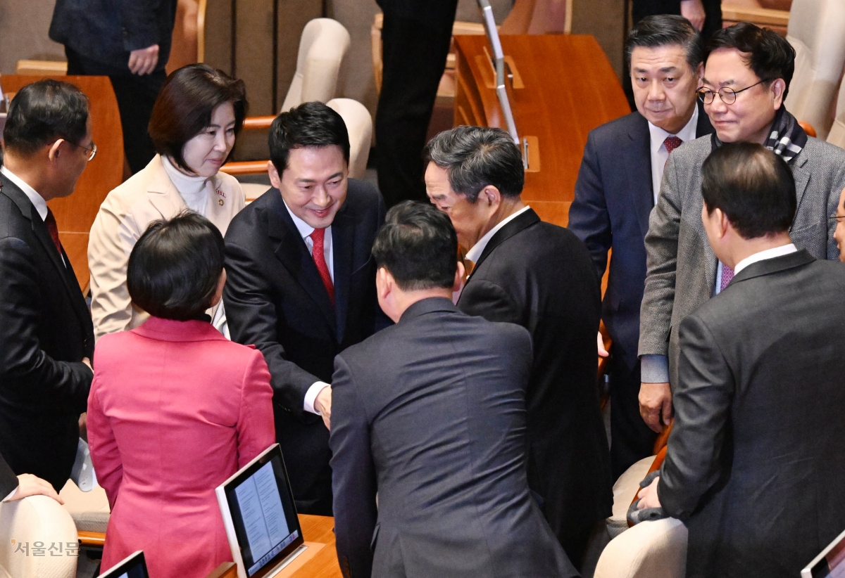 장동혁(가운데) 국민의힘 대표가 4일 국회 본회의에서 교섭단체 대표연설을 마친 뒤 같은 당 의원들과 악수하며 격려를 받고 있다. 안주영 전문기자