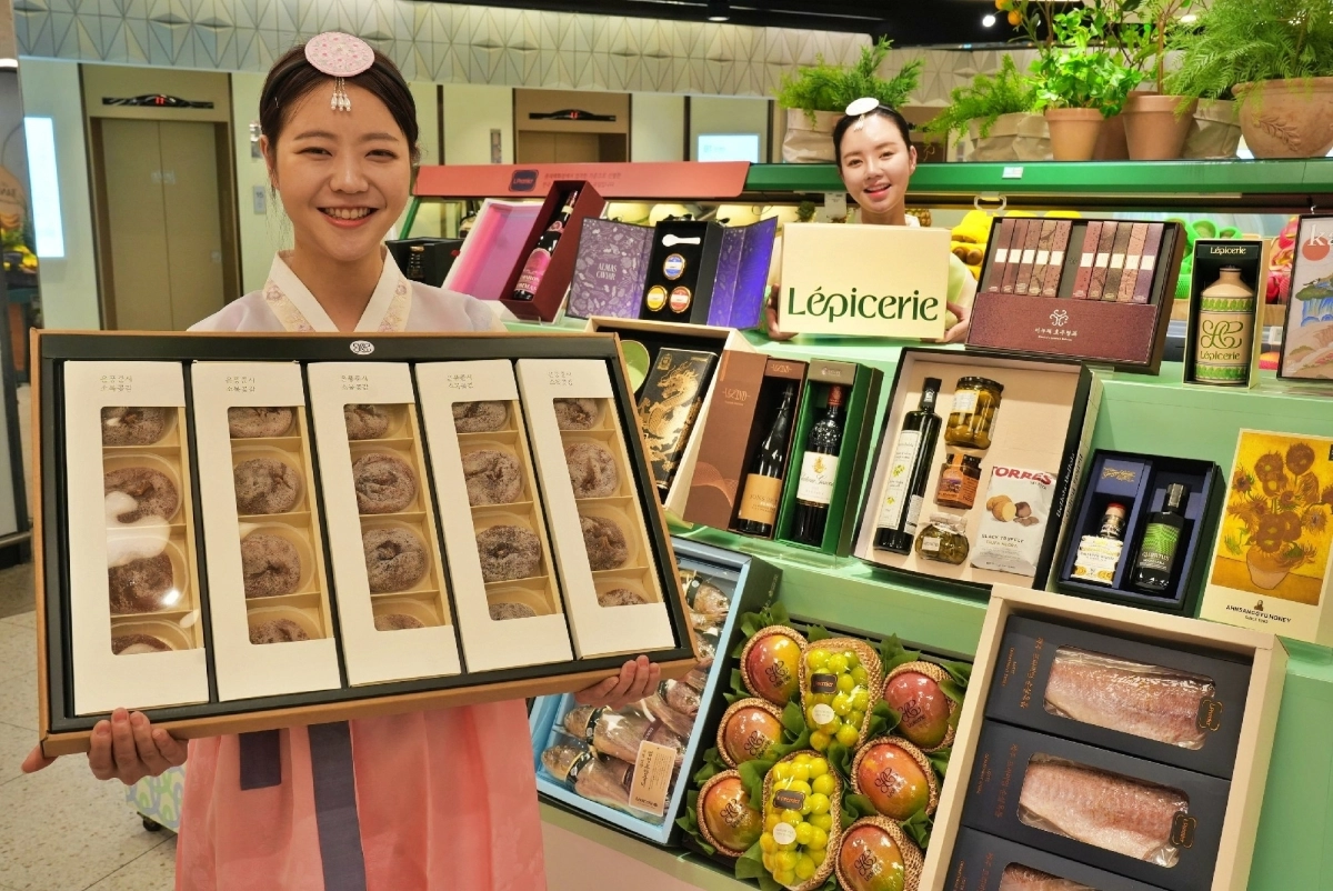 서울시 송파구 잠실동에 위치한 롯데백화점 잠실점 지하 1층 식품관에서 모델들이 2026 설 선물세트를 홍보하고 있다. 롯데백화점 제공