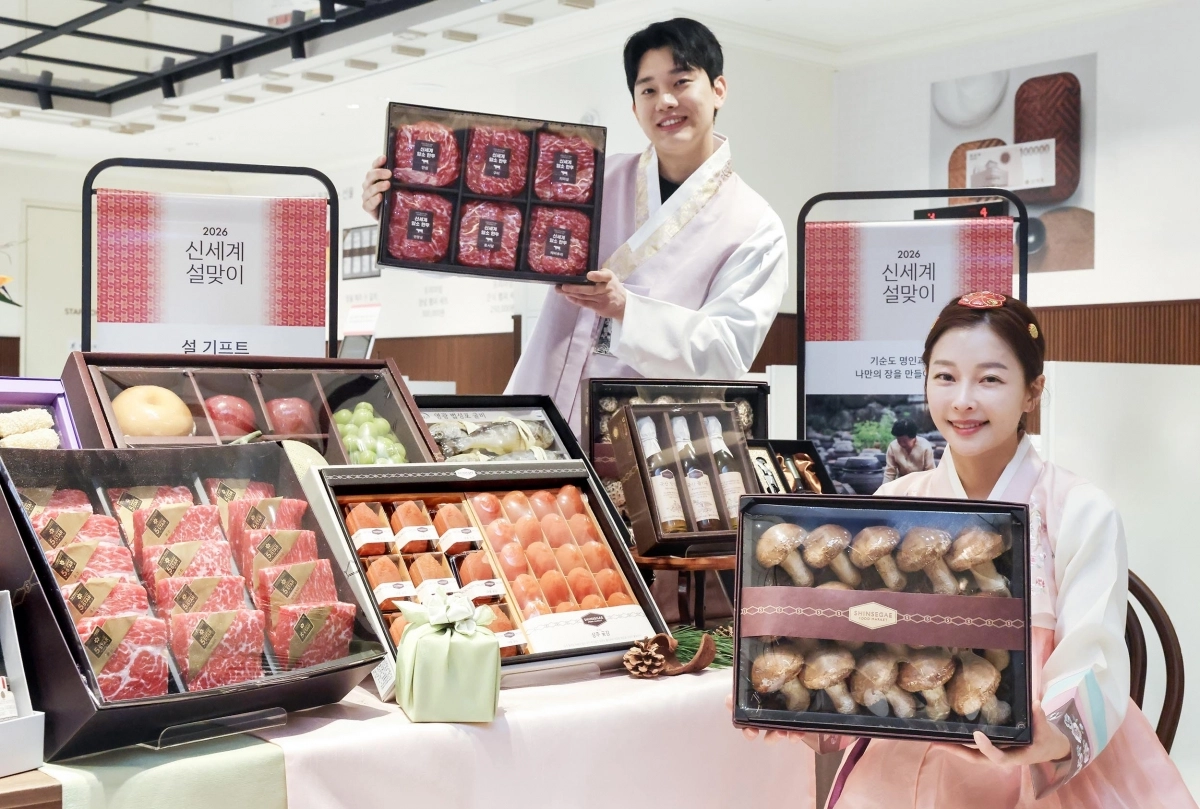신세계백화점 직원들이 설 명절을 앞두고 한우 특수부위 담은 명절 기프트와 설 선물세트를 홍보하고 있다. 신세계백화점 제공