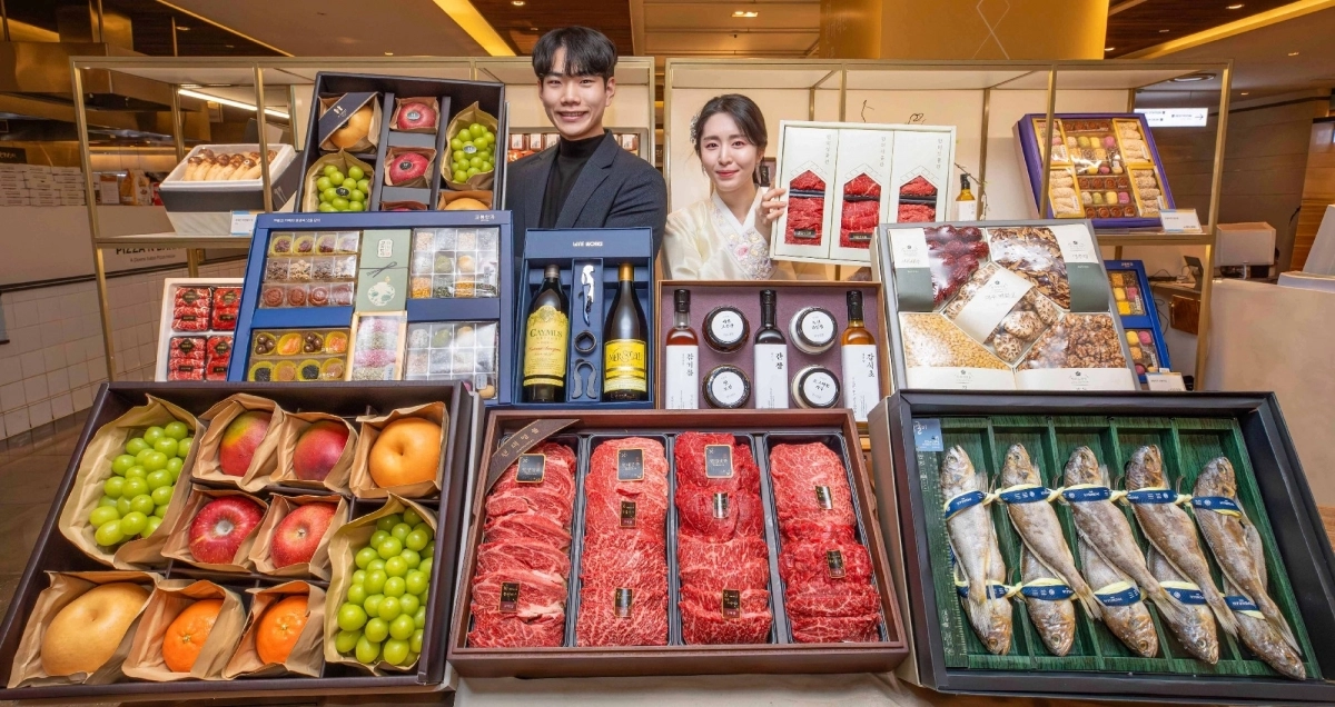 서울 강남구에 위치한 현대백화점 무역센터점에서 직원들이 2026년 설 선물세트 주요 상품들을 소개하고 있다. 현대백화점 제공